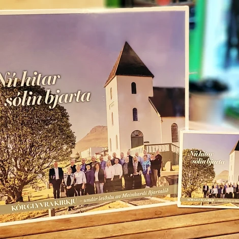 Kirkjukór við plátu og fløgu