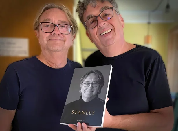 Stanley Samuelsen og Hilmar Jan Hansen fara leygarkvøldið klokkan 18 ávikavist at syngja og spæla og at leggja fram bókina við lívsævisøguni hjá Stanley í Føroyahúsinum í Kjøpinhavn