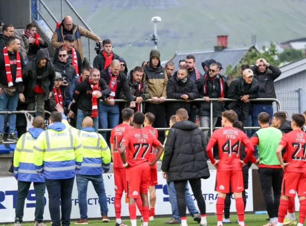 Í summar var vónbrot um úrslitið í Klaksvík (1-0), sum sendi Radnicki út í Evropa. Men mánadagin rakti nakað, ið ikki kann samanberast við úrslit á vøllinum, serbiska felagið og tey avvarandi hjá Mladen Zizovic (Savnsmynd: Sverri Egholm)