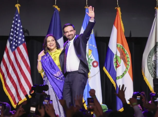 Zohran Mamdani avmyndaður í gjárkvøldið saman við móður síni, Mira Nair (Mynd: EPA)