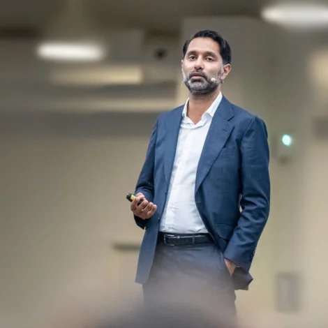 Málið er eitt sunnari og meira tilvitað tilknýti til skíggjar