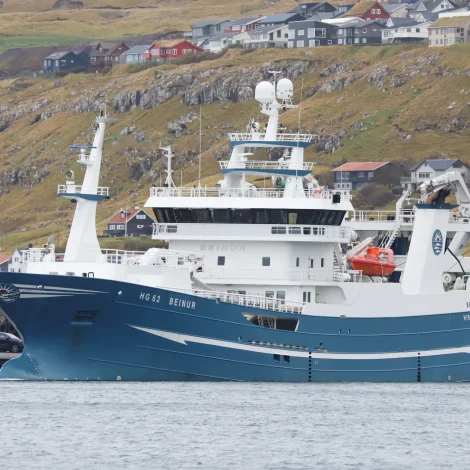 Danskt uppsjóvarskip riggar seg til sildafiskiskap