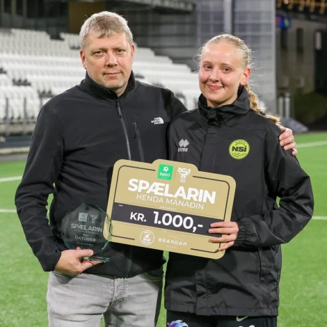 Zakarias Bech saman við dótturini Brá Zakariasardóttir á Tórsvølli (Mynd: Hans Erik Danielsen)