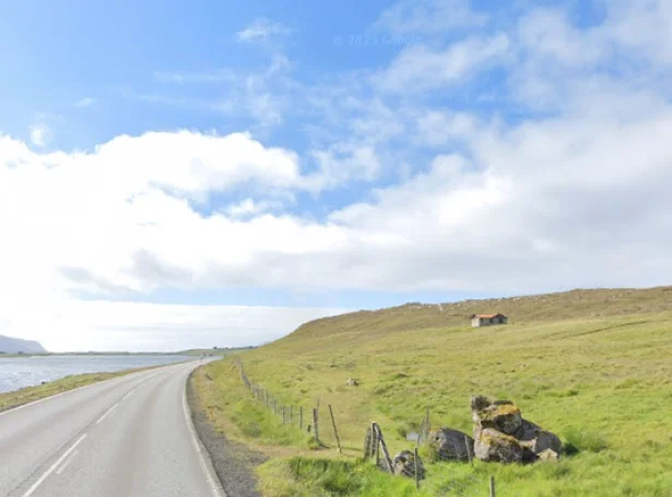 Nógv tey flestu vilja hava, at Suðuroyartunnilin fer niður onkrastaðni her, við Múlan norðan fyri Sandoyarbygd (Mynd: Google)
