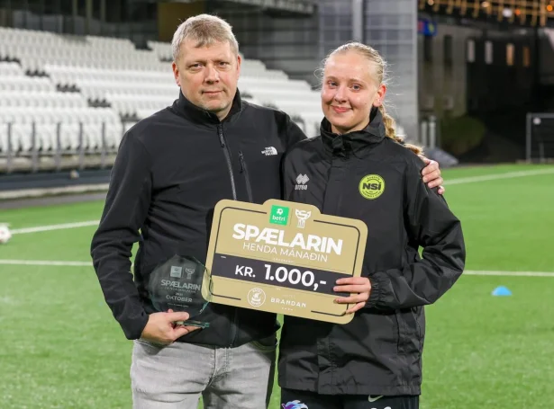 Zakarias Bech saman við dótturini Brá Zakariasardóttir á Tórsvølli (Mynd: Hans Erik Danielsen)