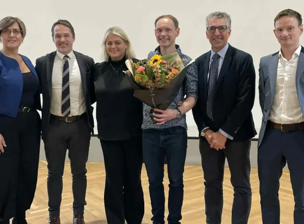 Helgi saman við vegleiðarum, metingarnevnd og lektara (Mynd: setur.fo)