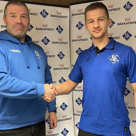 Eyðbjørn Thomsen, formaður, saman við Dánjali Godtfred. 29-ára gamli vágbingurin kom aftur til barndómsfelagið í 2024 og var við at fáa FC Suðuroy upp aftur í fremstu røð. Nú skal profilurin royna at gera tað sama aftur (Mynd: FC Suðuroy)