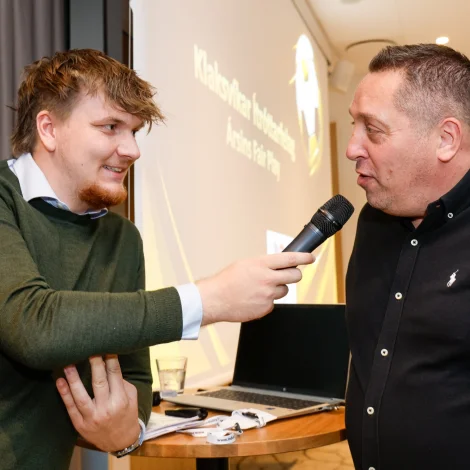 Pætur Nolsøe og KÍ-venjarin Magnus Powell á Ársins Spælara tiltakinum í fjør. Nú hevur ársins venjari í fjør aftur stóra uppgávu fyri framman (Mynd: Jens Kr. Vang)