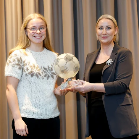 Sólja Ernstdóttir tekur ímóti stóra heiðrinum sum Ársins spælara frá Duritu Adela, stjóra í FM1 (Mynd: Jens Kr. Vang)
