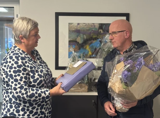 Eyð Ellingsgaard, borgarstjóri handaði Kristian gávu og takkaði honum fyri trúgva tænastu (Mynd: Sørvágs kommuna)