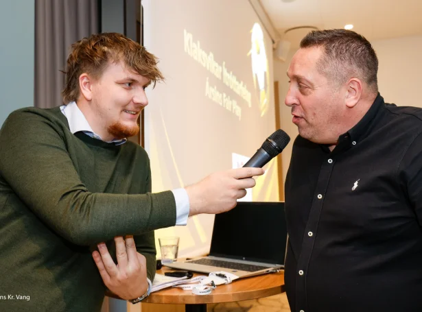 Pætur Nolsøe og KÍ-venjarin Magnus Powell á Ársins Spælara tiltakinum í fjør. Nú hevur ársins venjari í fjør aftur stóra uppgávu fyri framman (Mynd: Jens Kr. Vang)