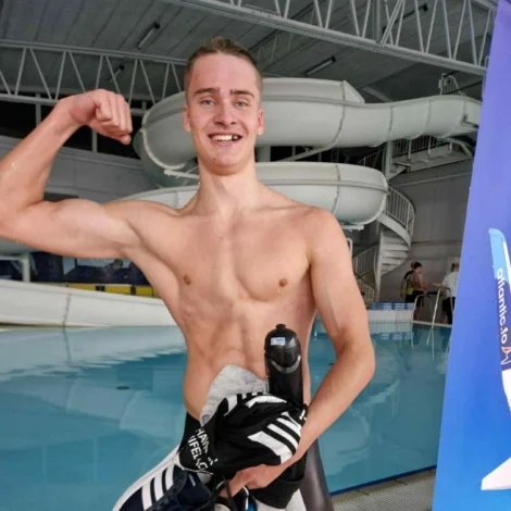 Fríggjakvøldið svam Isak Brisenfeldt seg til føroyskt met í 200 blandað. Hetta við tíðini 2:01.23 (Mynd: Havnar Svimjifelag)