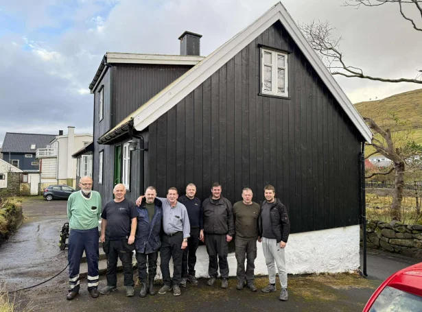 Snimma í morgun hittust eldhugaðir menn í Steigartúni. Fyrst til morgunkaffi og síðan til arbeiðs. Arbeiðslistin var langur, men teir fingu bilbugt við tí mesta og nú fer at líkjast rundan um fyrsta skiparaskúla í Føroyum. Myndirnar tala fyri seg.