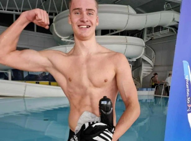 Fríggjakvøldið svam Isak Brisenfeldt seg til føroyskt met í 200 blandað. Hetta við tíðini 2:01.23 (Mynd: Havnar Svimjifelag)