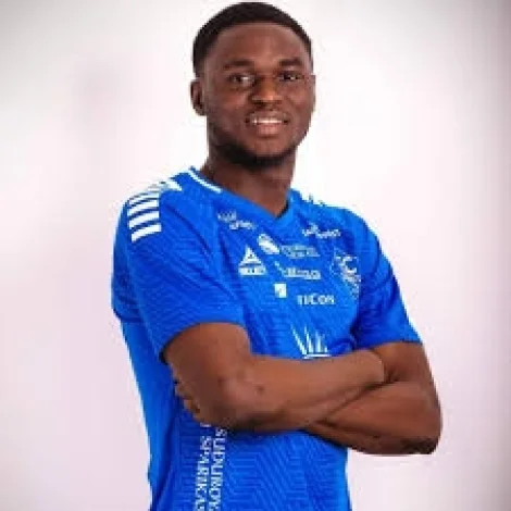 Jimmy Abdul kom til Føroya úr Nigeria á sumri 2022. Síðani hevur sterki og skjóti verjuspælarin verið ein týðandi partur av tveimum uppflytingum: Fyrst úr 2. deild (2023) og úr 1. deild (2024)