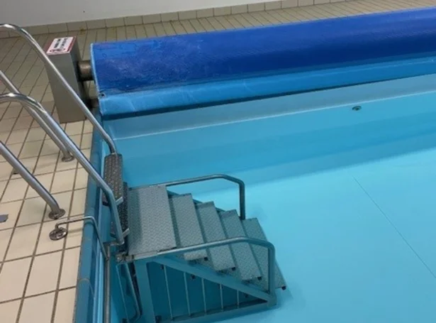 Áður hevur tað bara verið ein stigi, men nú verður betur atkomuligt hjá borgarum at brúka svimjihylin (Mynd: sunda.fo)