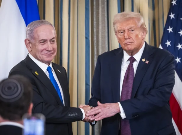 Netanyahu, ofta kallaður 'Bibi', og Trump heilsast undir vitjan í Washington í september (Mynd: EPA)