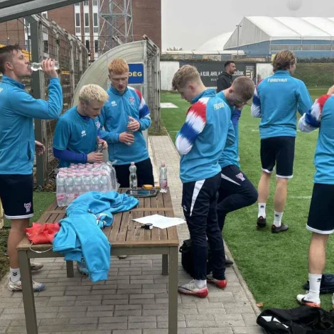 Føroyar spæla í dag og síðani móti Fraklandi týsdagin. Seinni dysturin er undankappingardystur, og er dysturin í dag bæði fyrireiking til Frakland og ein møguleiki hjá fleiri at vísa seg fram (Mynd: FSF)