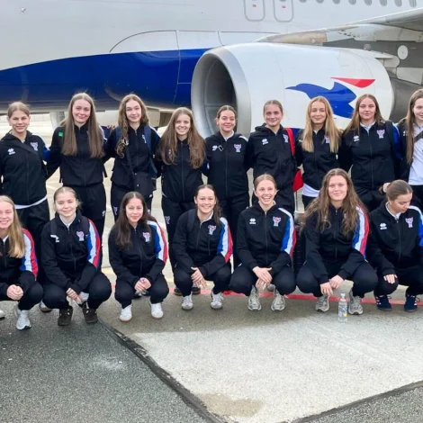 Tó eru tær frá 06-árganginum, tær elstu av teimum sum vóru við í Moldova, eru av onkrari orsøk ov gamlar nú eftr UEFA-reglum. Her sæst hópurin undan venjingarlegu í Portugal (Mynd: FSF)