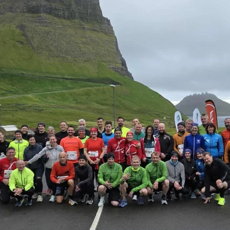 Tey sum fingu serligt heiðursmerki við at renna fimm hálvmarathon í 2025 (Mynd: athletics.fo)