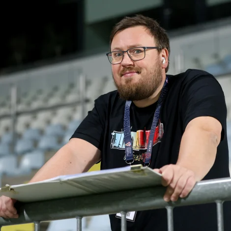 Rúni á Reynatrøð er til reiðar á leikvøllinum í Rijeka. Upptakt verður stutt eftir klokkan 17 (Mynd: Sverri Egholm)