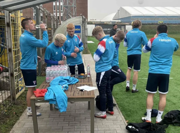 Føroyar spæla í dag og síðani móti Fraklandi týsdagin. Seinni dysturin er undankappingardystur, og er dysturin í dag bæði fyrireiking til Frakland og ein møguleiki hjá fleiri at vísa seg fram (Mynd: FSF)