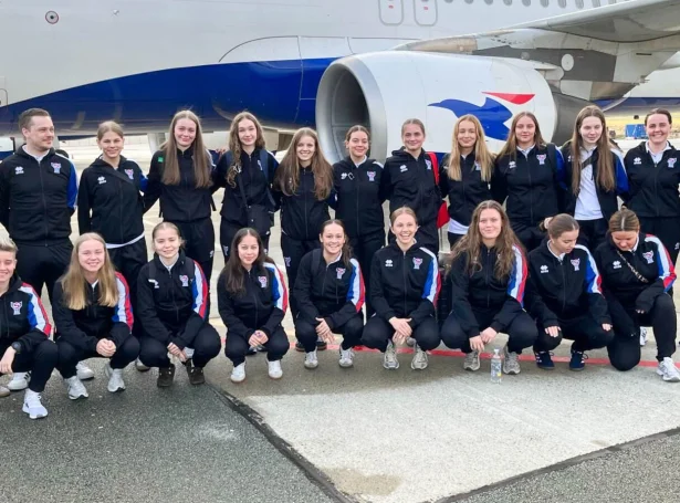 Tó eru tær frá 06-árganginum, tær elstu av teimum sum vóru við í Moldova, eru av onkrari orsøk ov gamlar nú eftr UEFA-reglum. Her sæst hópurin undan venjingarlegu í Portugal (Mynd: FSF)