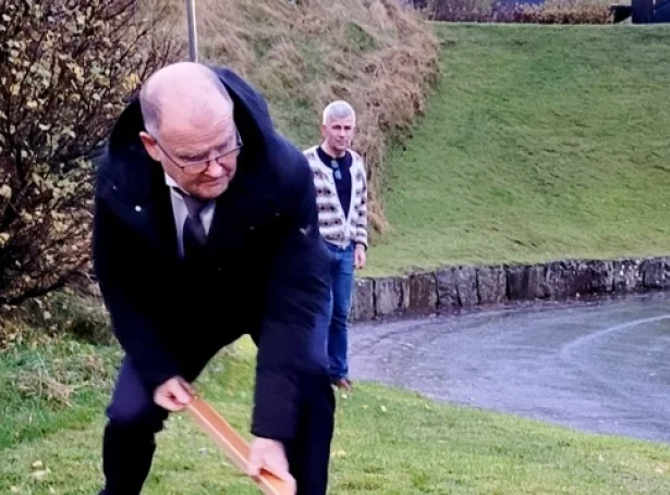 Fyrrverandi kirkjuráðsformaðurin, Hans Jacob Lamhauge fekk heiðurin at loysa flagið. Og verkætlanin hevur kravt nógv av millum annað kirkjuráðnum (Mynd: folkakirkjan.fo)