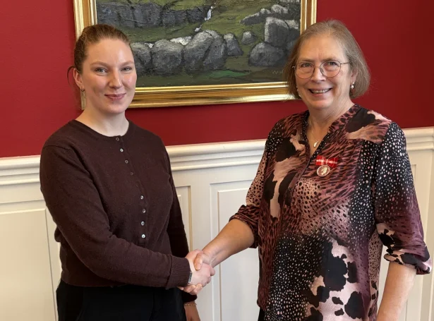 - Og sjálvt um tað er ein álvarsom uppgáva at vera kassameistari hjá kommununi, so merkir tað ikki, at tað altíð skal vera so álvarsamt. Og tú dugir sanniliga eisini at hava tað stuttligt saman við starvsfeløgunum, bæði yngri og eldri (Mynd: torshavn.fo)