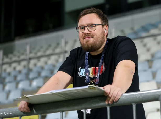 Rúni á Reynatrøð er til reiðar á leikvøllinum í Rijeka. Upptakt verður stutt eftir klokkan 17 (Mynd: Sverri Egholm)