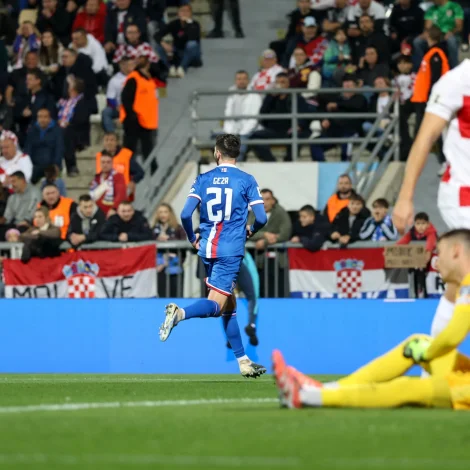 Geza David Turi skoraði sítt fyrsta landsliðsmál - kanska tað verður skrásett sum sjálvmál - og kroatar vórðu skelkaðir (Mynd: Sverri Egholm)