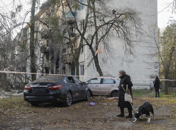 Íbúðarbygningur, sum varð raktur í Kyiv í nátt (Mynd: EPA)