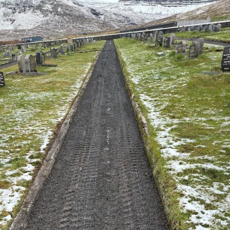 Ábøtur í kirkjugarðinum úti í Grøv