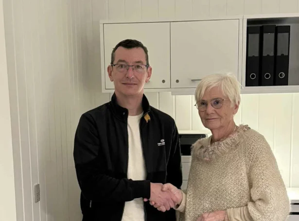 Sunnvard Andreasen, stjóri í Articon, og Maria Olsen, forkvinna í kirkjuráðnum, skrivaðu undir sáttmála mikudagin (Mynd: Christianskirkjan/Facebook)