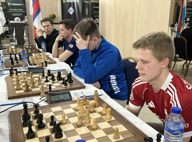 Føroysku telvararnir hugsavna seg í dystinum móti Luksemburg sunnudagin. Fremst sæst Jón í Horni Nielsen. Síðani Luitjen Akselsson Apol, Høgni Egilstoft Nielsen og Helgi Dam Ziska