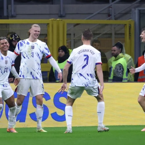 Erling Haaland fegnast yvir enn eina skoring - hesaferð móti Italia. Norska málmaskinan hevur skorað ikki færri enn 16 mál í hesi undankappingini (Mynd: EPA)