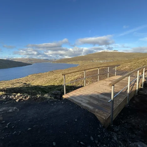 Hava gjørt 1500 metrar av gøtu og er brúgv gjørd um ánna úti á Grøv