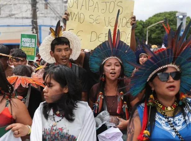 Innføddir Amasonubúgvar mótmæla veðurlagsbroytingunum, sum merkjast hjá teimum. Mynd Reuters