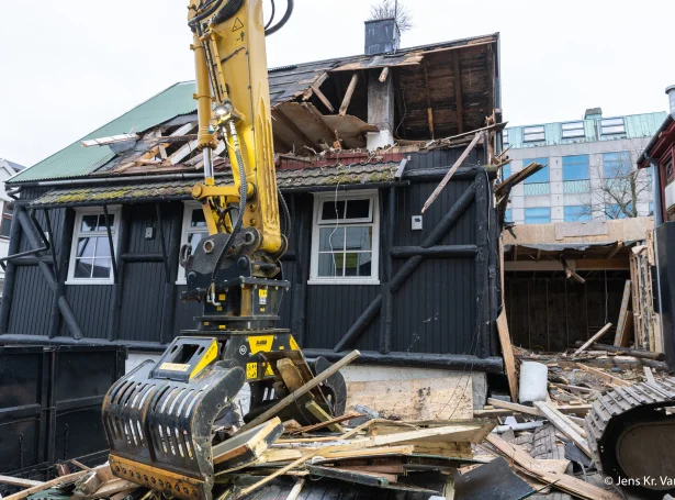 Eitt sermerkt við bygninginum, sum nú er rivin niður er, at tað vaks ein runnur úr skorsteinunum (Mynd: Jens Kr. Vang)