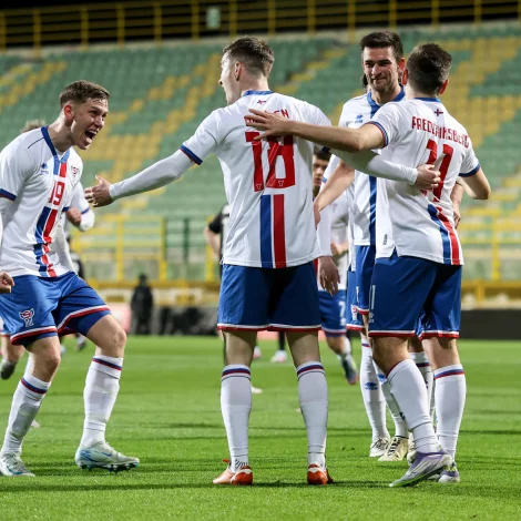 Føroyar fegnast eftir at ein av mongu góðu støðunum gav úrslit. Petur Knudsen var knappur, tá skot hjá Arnbirni Svensson kom ímóti honum í brotsteignum (Mynd: Sverri Egholm)