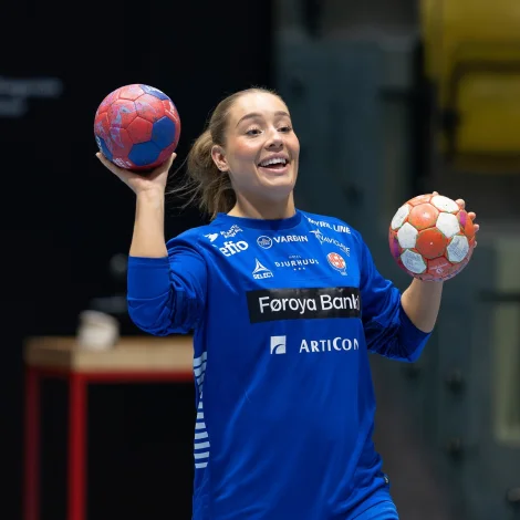 Súna Krossteig Hansen undir upphitingini. Hon verður týðandi spælari fyri Føroyar í Týsklandi