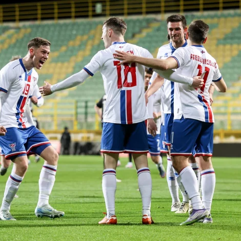 Føroyskur fagnaður eftir at Petur Knudsen hevði skorað móti Kasakstan í gjárkvøldið. Tað gjørdist einasta mál í dystinum (Mynd: Sverri Egholm)