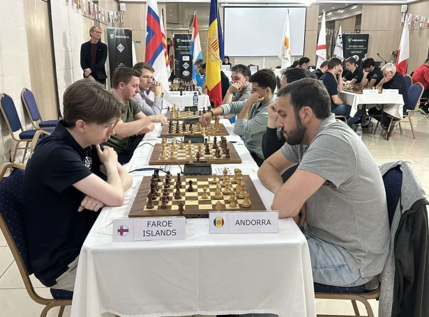 Toppdysturin suðuri í Larnaca í gjár millum Føroyar og Andorra. 18 ára gamli Elias Petersen úr Havnar Telvingarfelag, fremstur í myndini, fekk sín elddóp á landsliðnum