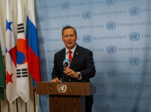 Amerikanski sendiharrin, Mike Waltz, helt røðu eftir samtyktina í ST-trygdarráðnum (Mynd: EPA)