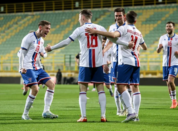 Føroyar fegnast eftir at ein av mongu góðu støðunum gav úrslit. Petur Knudsen var knappur, tá skot hjá Arnbirni Svensson kom ímóti honum í brotsteignum (Mynd: Sverri Egholm)