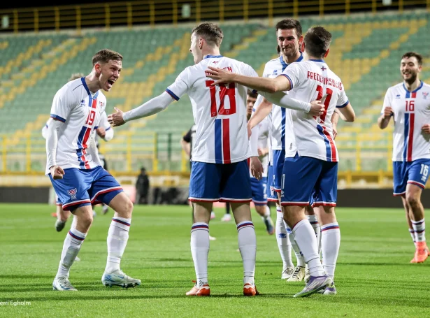 Føroyskur fagnaður eftir at Petur Knudsen hevði skorað móti Kasakstan í gjárkvøldið. Tað gjørdist einasta mál í dystinum (Mynd: Sverri Egholm)