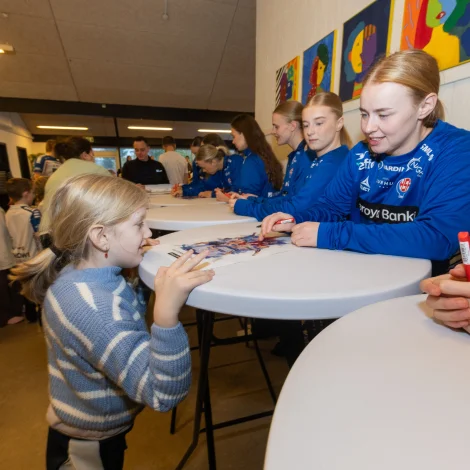 Í gjár vitjaði HM-hópurin í Stranda skúla. Eftir nakrar venjingar og vitjanir saman verður nú skrúðað upp í HM-fyrreikingunum (Mynd: Sverri Egholm)