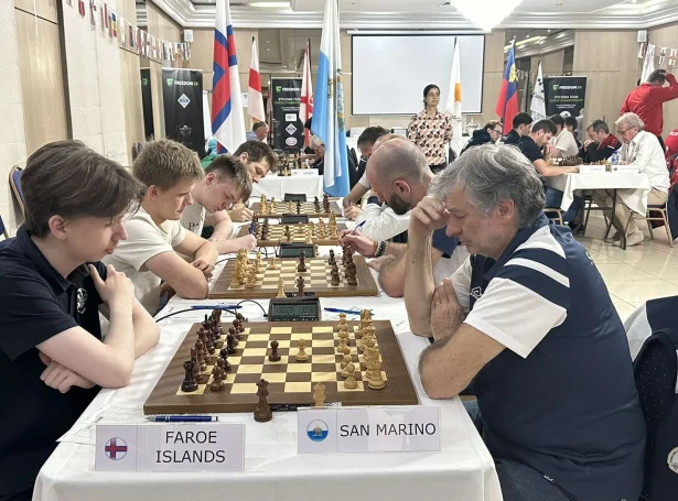 Føroyar gjørdu bart móti San Marino í fimta umfari. Allir vunnu. Helgi Dam Ziska, Luitjen Akselsson Apol, Jón í Horni Nielsen og Elias Petersen (fremst í myndini)