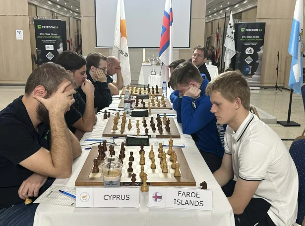 Føroyar móti Kýprós í Larnaca í morgun. Ovast í myndini sæst Helgi Dam Ziska eygleiða gongdina á hinum borðunum. Hann og Jón í Horni Nielsen, fremstur á myndini, vunnu síni talv, og grundaðu soleiðis frálíka føroyska 3 - 1 sigurin í hesum toppdystinum