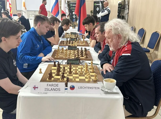 Føroysku telvararnir vunnu á øllum borðum seinnapartin móti Liktinstein. Vinstrumegin síggjast Elias Petersen, Luitjen Akselsson Apol, Høgni Egilstoft Nielsen og Helgi Dam Ziska.